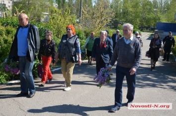 В честь Первомая николаевцы возложили цветы к памятнику «красным маевщикам»