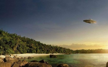 Уникальный НЛО посетил озеро: корабль завис в небе и наблюдал за отдыхающими
