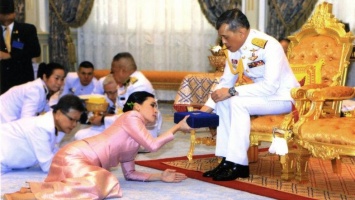 Король Таиланда женился на главе своей охраны
