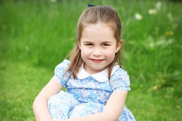 Кенсингтонский дворец опубликовал новые фотографии подросшей принцессы Шарлотты