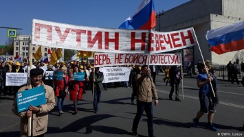 Первомай в Петербурге: карикатуры на Путина и задержания активистов