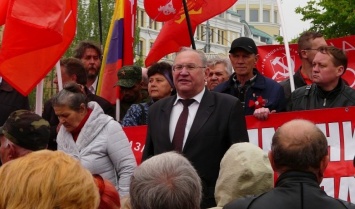 Лидера «коммунистов ДНР» не пустили на сцену 1 мая. Обвиняют «дружинников» Пушилина