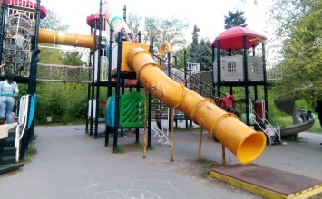 В популярном запорожском парке площадка угрожает жизни детей - фото