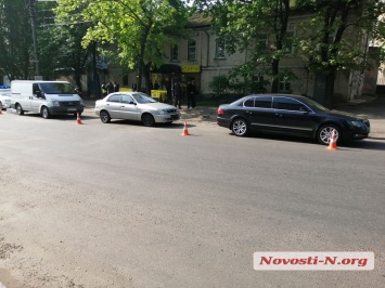 В Николаеве столкнулись два автомобиля и микроавтобус