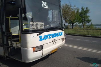 ДТП в Днепре возле гостиницы «Парус»: столкнулись маршрутный автобус и легковушка