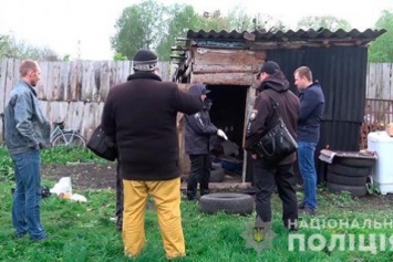 В Сумской области мужчина посадил наемного работника на цепь