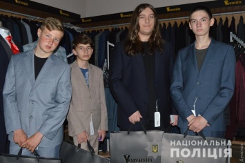 Акция: дети погибших одесских полицейских на выпуской вечер получат костюмы от известного украинского бренда
