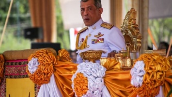 В Таиланде началась церемония возведения короля в сан божества