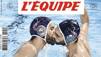 L'Equipe опубликует на обложке целующихся мужчин-ватерполистов