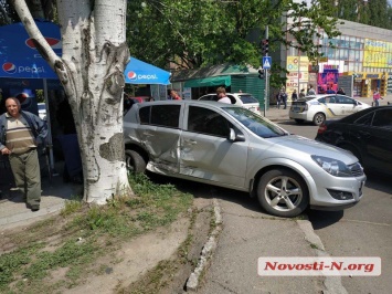В Николаеве «Волга» протаранила «Опель» - автомобиль вылетел на летнюю площадку кафе