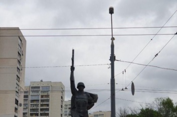Молния сбила флаг с памятника Воину-освободителю. ВИДЕО