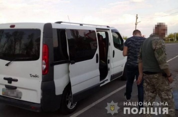 На блокпосту в Сватово выявили микроавтобус с поддельными документами