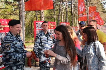 Росгвардейцы раздавали севастопольцам георгиевские ленточки