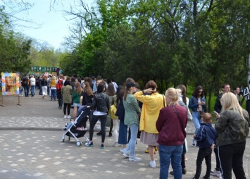 "Весенний гешефт" в Зеленом театре собрал огромные очереди