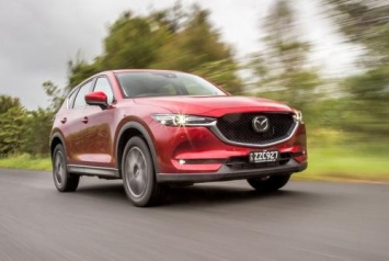 «Битва японцев»: Mazda CX-5 сразилась Mitsubishi Outlander XL в гонке по прямой