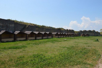 Базар: во дворе Аккерманской крепости установили два десятка МАФов