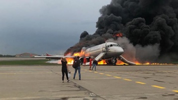 Посадка пылающего самолета в РФ обрастает деталями: «Люди вокруг паниковали»