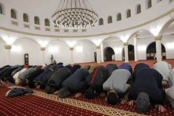 У мусульман по всему миру начался священный месяц поста Рамадан
