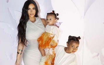 Идеальная мать: Ким Кардашьян засыпала сеть фото с дочками