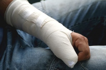 В Мариуполе велосипедист-иностранец сломал руку, - ВИДЕО