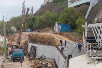 Зоркий глаз: чиновники обнаружили оползень возле будущей велоэстакады только две недели назад