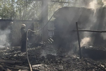 Масштабный пожар в Харькове. Спасатели несколько часов тушат загоревшийся склад, - ФОТО, ВИДЕО