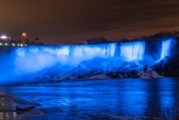 Ниагарский водопад подсветили голубым в честь первенца Меган Маркл и принца Гарри