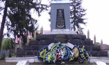 Жители Перечинского района Закарпатья и члены местной ячейки "Оппозиционной платформы - За жизнь" возложили цветы у монументов освободителям