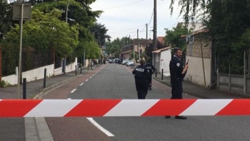 Во Франции вооруженный мужчина захватил 5 заложников в магазине