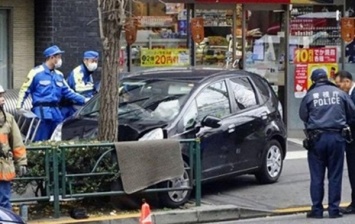 В Японии автомобиль въехал в толпу детей на тротуаре