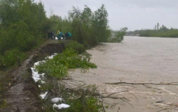 На Буковине возникла угроза прорыва дамбы