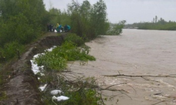 В Черновицкой обл. возникла угроза прорыва дамбы на реке Черемош