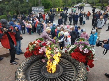 В День памяти и примирения к памятнику Неизвестному матросу возложили цветы, - ФОТО