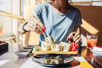 "У нас черви везде": мерзость в тарелке на ужин - суши-бар сытно накормил клиентку
