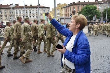 В Украине будут награждать родителей военных, которые служат на Донбассе