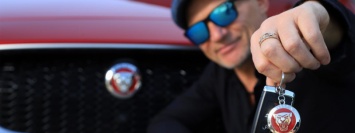 Олег Скрипка купил Jaguar I-PACE, Honda рассекретила имя первого электрокара, а в Чечне появилось женское такси: ТОП автоновостей дня