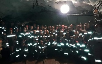 В Кривом Роге 150 шахтеров вторые сутки остаются в шахте на глубине более километра - забастовка