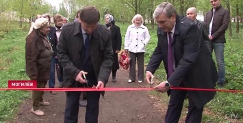 В Беларуси торжественно открыли перила на спуске с горки (видео)