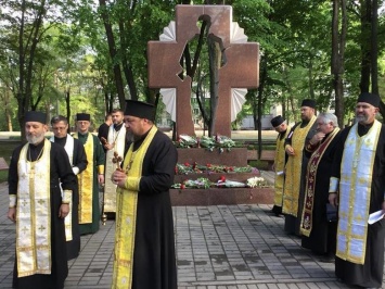 В Кривом Роге священники ПЦУ и УГКЦ в День памяти и примирения провели панихиду в Парке героев, - ФОТО