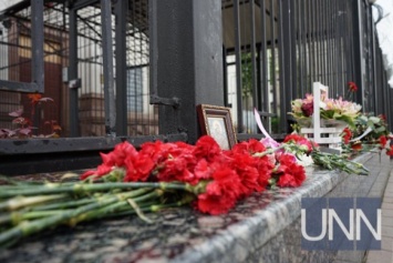 Украинцы несут цветы к посольству России (фото)