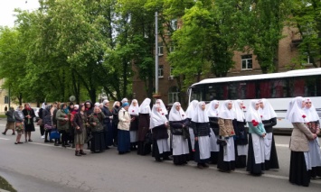 В Киеве духовенство и верующие УПЦ прошли крестным ходом в память о погибших во Второй мировой войне