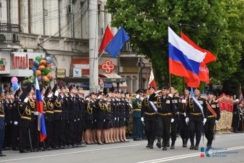 Офицеры, военнослужащие и юнармейцы приняли участие в Военном параде в Симферополе