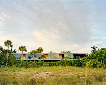 Мираж из стекла: пляжный дом дизайнера Майкла Корса