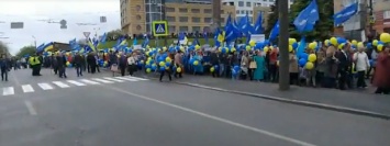 В Днепре во время "Марша мира" участников пытались облить краской