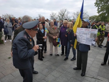 Пикет на Аллее славы в Одессе: пришли напомнить, что сегодня день скорби, - ФОТО