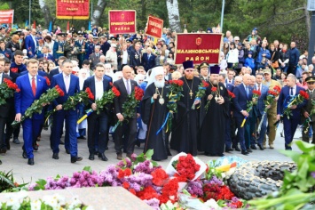 "Слава Украине" и "Донбасс, мы с тобой". В Одессе в День Победы радикалы пришли на шествие "Бессмертного полка"