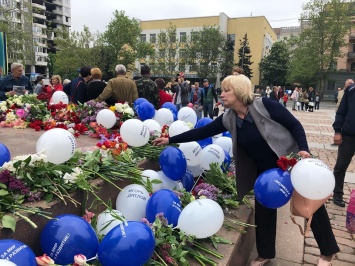 В Николаеве к Вечному огню возложили шарики в цветах Оппоблока и фамилией местного партийного лидера (ФОТО)