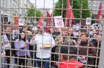 Шествию "Бессмертного полка" в Киеве противостоят "Мстители" и персонажи из сериалов. Фото