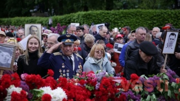 9 мая в Киеве: три человека задержаны за георгиевские ленты и портрет Сталина