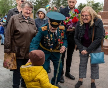 В День Победы команда Вадима Новинского возложила цветы к Вечному Огню на Алле Славы